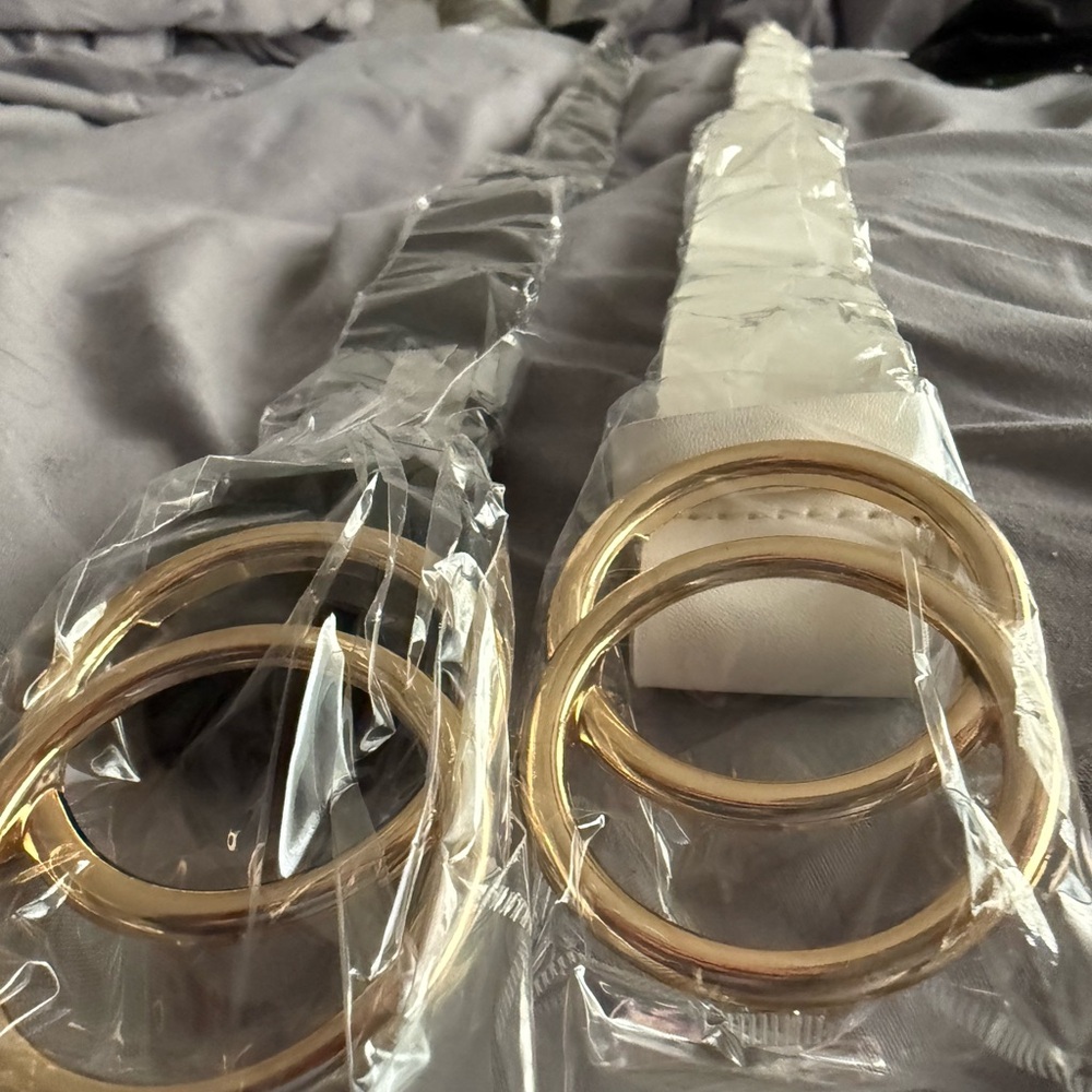 Chic Gucci style Belts Set with Gold Rings 1 black 1 white/cream
Faux leather - Picture 4 of 6